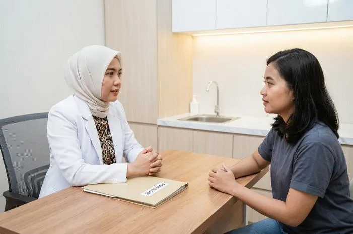 Foto konsultasi pasien dengan dokter terkait keluhan asam urat